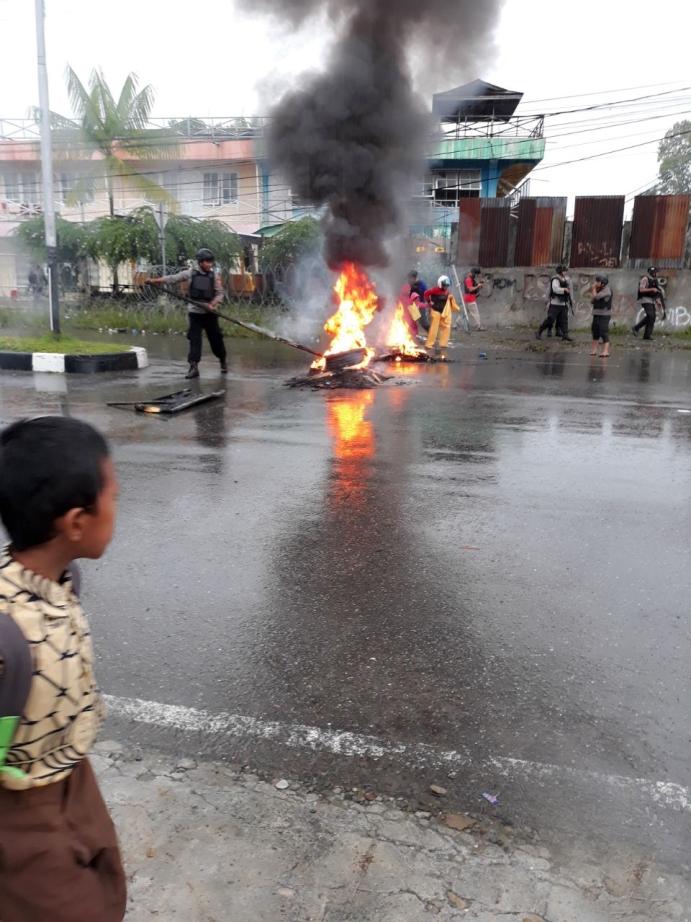  Massa Philbas Beraksi di Depan Kantor KPU Mimika