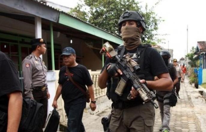  Ketua RT Saksikan Rumah Terduga Teroris Depok Digeledah Tim Densus 88