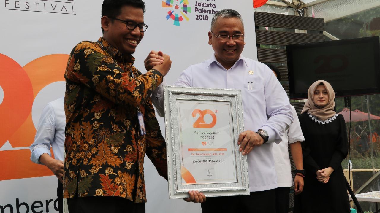  Mendes PDTT Terima Penghargaan Tokoh Pemberdayaan Rumah Zakat