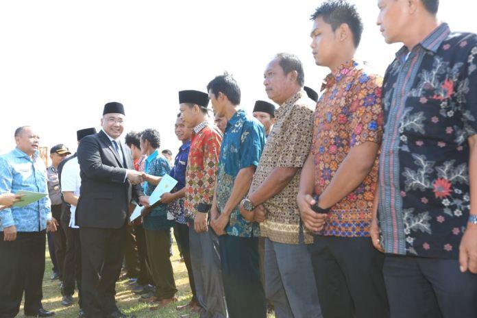  Mendes PDTT Bagikan Sertifikat Tanah untuk Para Transmigran di Bengkulu Utara