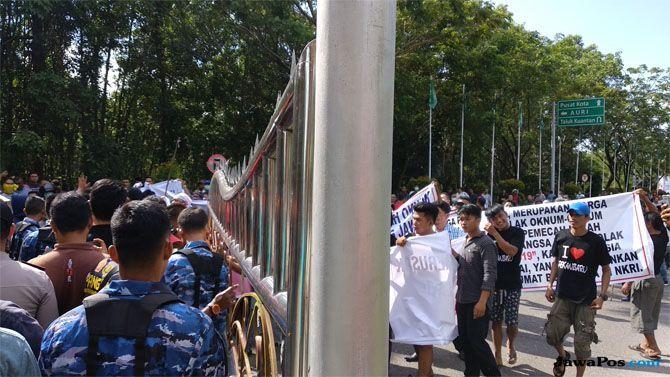  Dikabarkan Deklarasi #2019GantiPresiden, Massa Tolak Neno Warisman di Bandara Pekanbaru