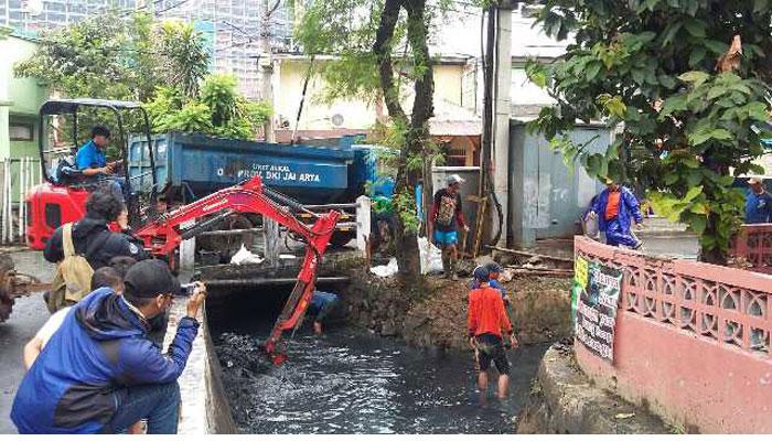  Diminta Warga, Petugas Kumpulkan 600 Karung Keruk Saluran