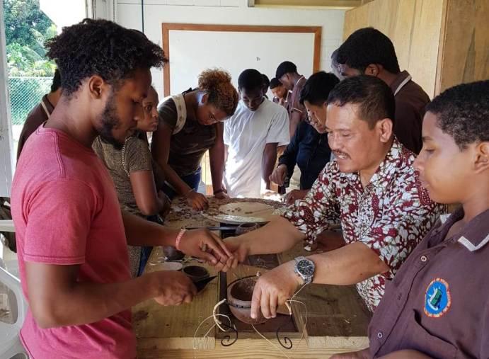  Antusiasme Warga Asing Pelajari Batok Kelapa Khas Indonesia