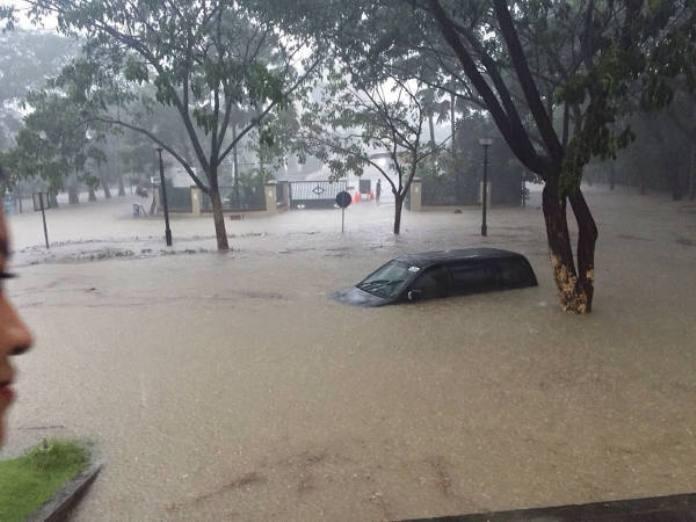  Diguyur Hujan Deras, Sejumlah Kawasan Perumahan Elit Surabaya Terendam Banjir