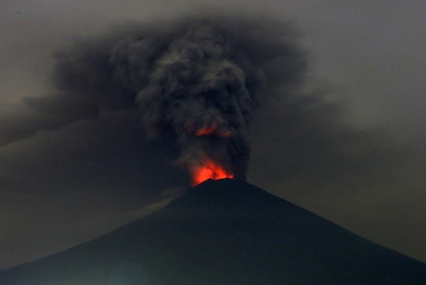  Gunung Agung Kembali Alami Erupsi