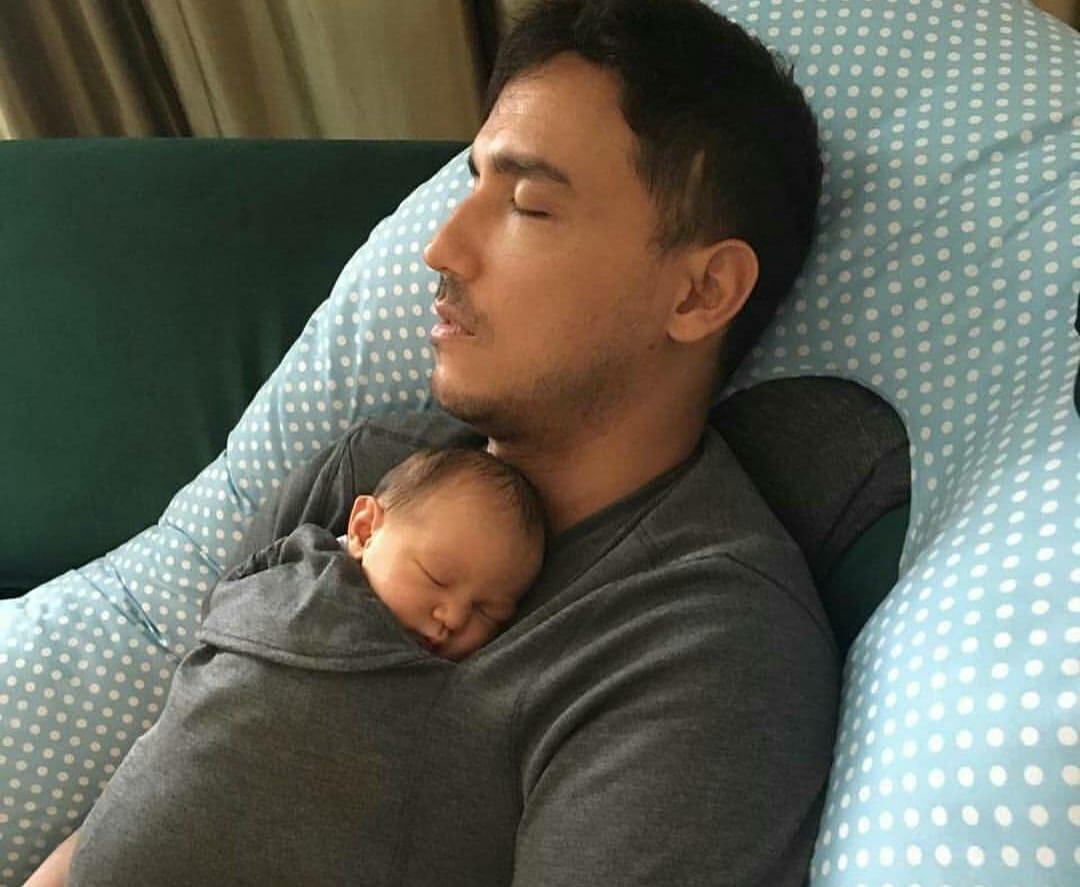  Hamish Daud Unggah Foto Pertama Putrinya Zalina Raine Wyllie