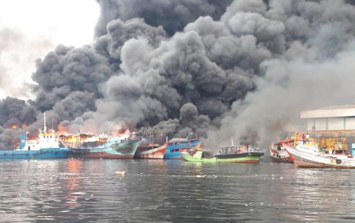  Ada 18 Kapal Terbakar di Pelabuhan Muara Baru