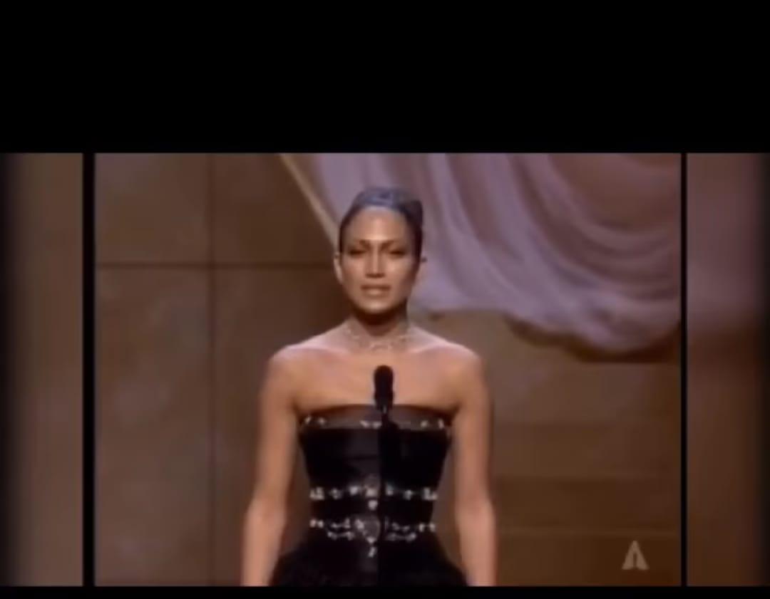  Oscar 2019, Jennifer Lopez Kenakan Gaun Kaca