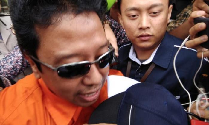  Diduga Terlibat Jual Beli Jabatan, Romi Resmi Kenakan Rompi Oranye KPK