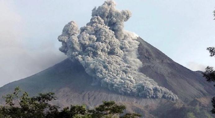  Gunung Merapi Luncurkan Lava Pijar dan Akibatkan Gempa