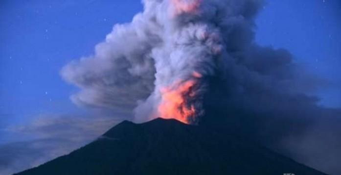  Gunung Agung di Karangasem Bali Meletus