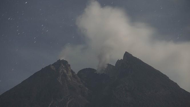  Gunung Merapi Kembali Mengeluarkan Lava Pijar