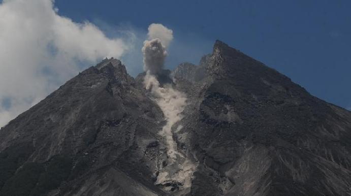  Gunung Merapi Luncurkan Awan Panas