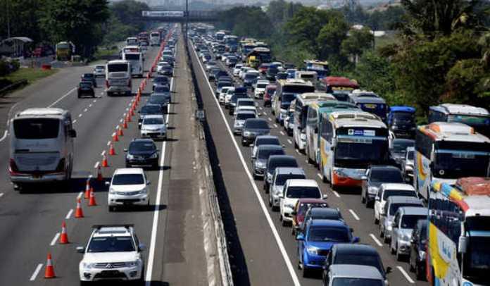  Mulai KM 65 Tol Jakarta-Cikampek Terapkan Lawan Arah