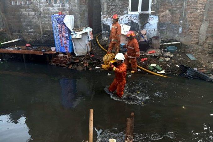  Damkar Berhasil Padamkan Api Empat Bangunan di Pemukiman Padat Bidara Cina 