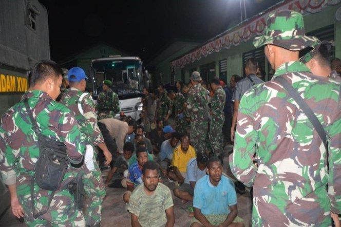  15 Kendaraan Militer Disiapkan untuk Pulangkan 298 Pendemo 