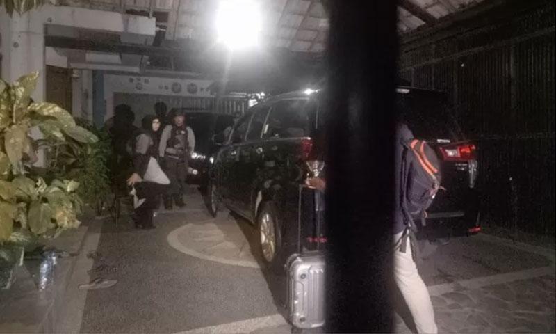  KPK Bawa Satu Koper Setelah 5 Jam Geledah Rumah Bupati Muaraenim