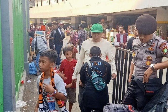  Tak Ada Toleransi, Pendukung Persija tanpa Tiket Diusir Polisi