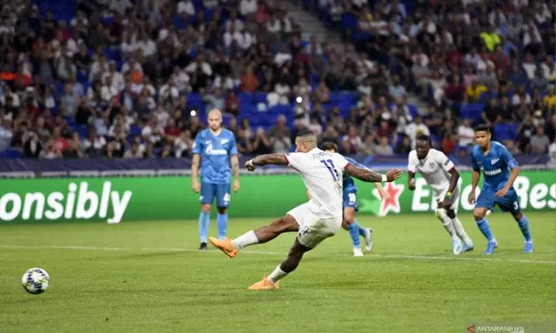  Penalti Depay Selamatkan Lyon dari Kekalahan Lawan Zenit