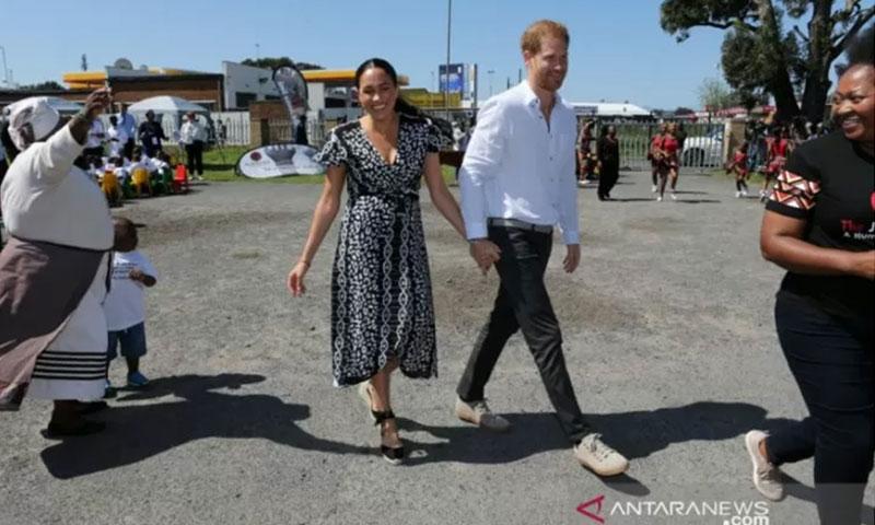  Meghan Markle Pakai Gaun Rp120 Ribu saat ke Afrika Selatan