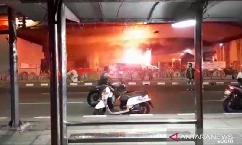  Pos Polisi Tomang Dibakar Perusuh
