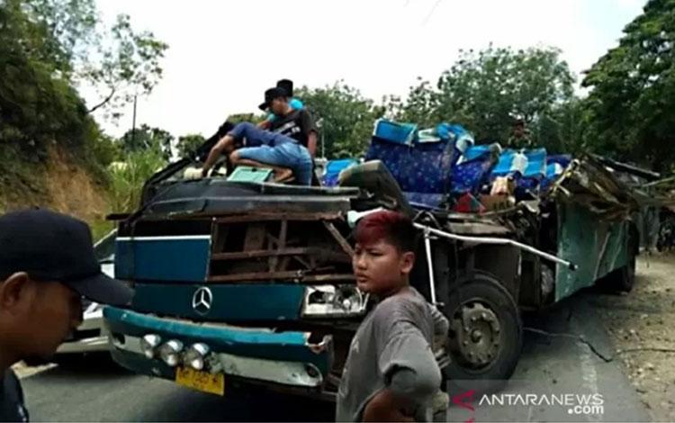  Enam Orang Tewas dalam Kecelakaan di Kuantan Singingi Riau