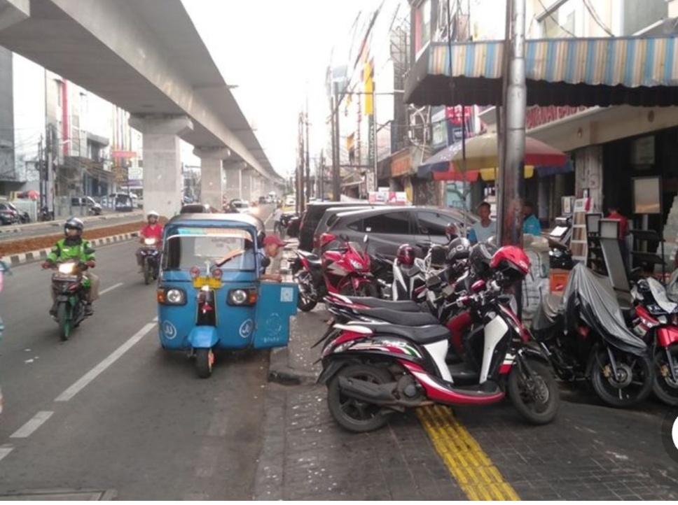  Bagi Pengemudi yang Parkir di Trotoar Bisa Dipidana