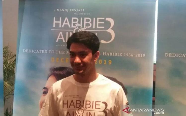  Reza Rahadian Dirias Enam Jam di Film Habibie & Ainun 3