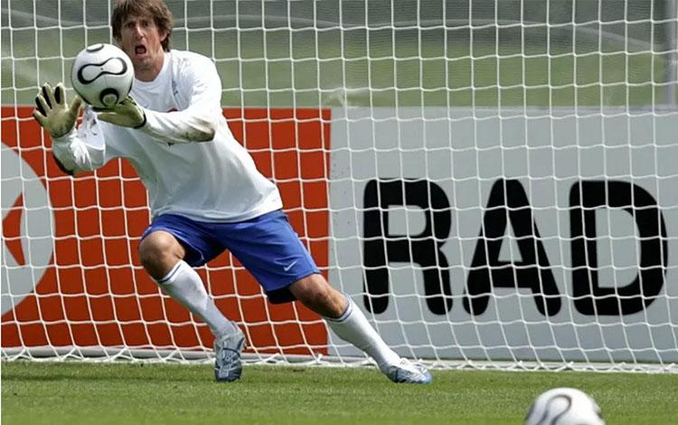  Van der Sar Urung Gabung MU Setelah Teken Kontrak di Ajax