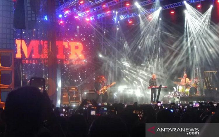  Lagu Sendu MLTR Tuntaskan Nostalgia Penonton Festival 90an