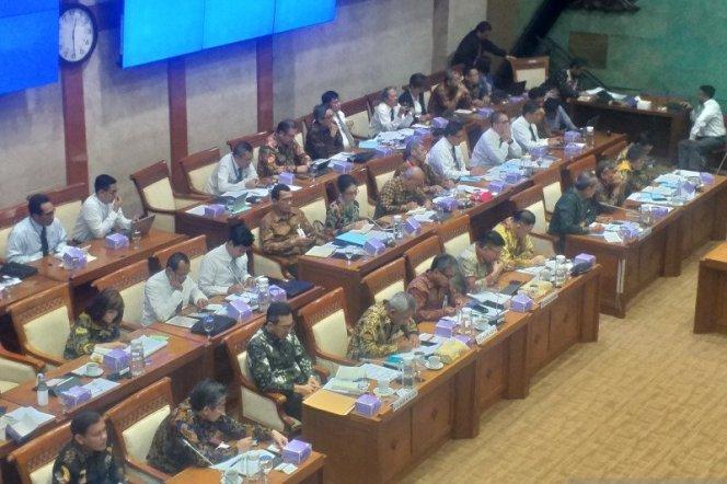  Lambatnya Penurunan Bunga Kredit, Komisi XI Cecar Perbanas dan Himbara