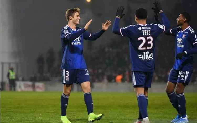  Lyon Menang 4-0 Lawan Sembilan Pemain Nimes