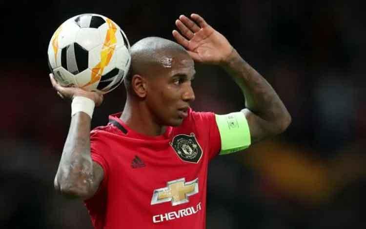  Ashley Young akan Tinggalkan Manchester United