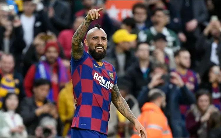  Arturo Vidal Tuduh Barcelona tak Bayar Bonus