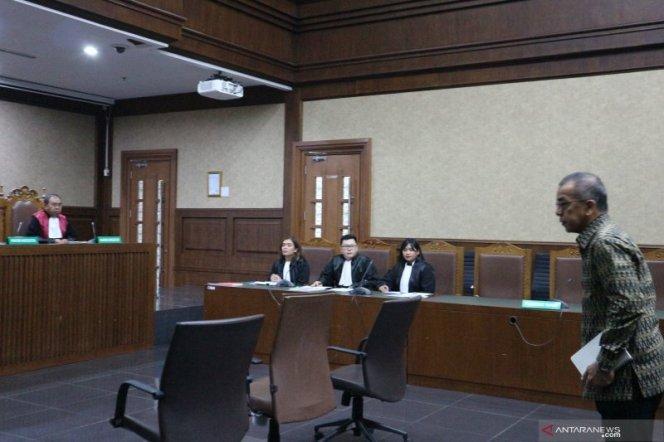  Saat Dibacakan Dakwaan, Emirsyah Satar Mengaku Khilaf 