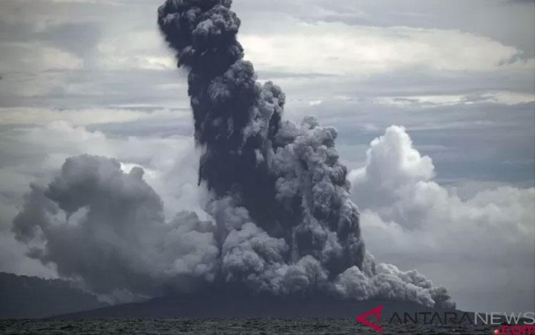 Gunung Anak Krakatau Semburkan Kolom Abu Setinggi 1.000 Meter