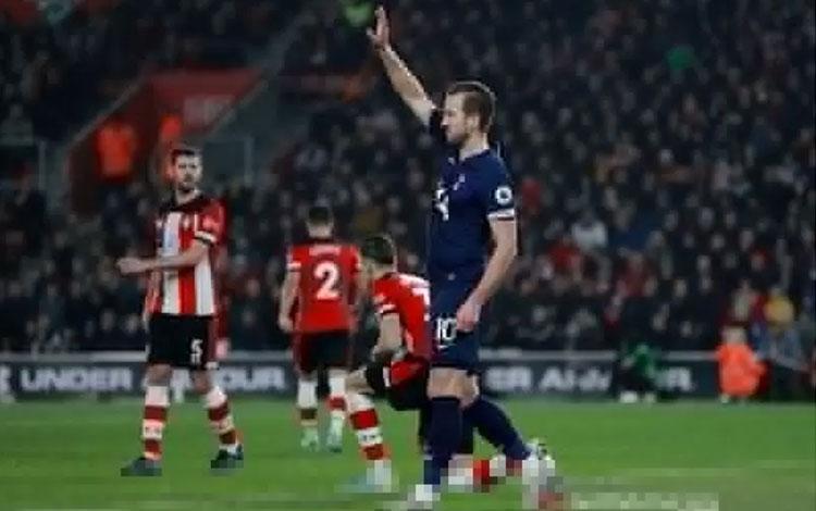  Tottenham Terpeleset di Markas Southampton, Harry Kane Cedera