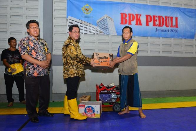  Kunjungi Korban Banjir, Ketua BPK Serahkan Bantuan