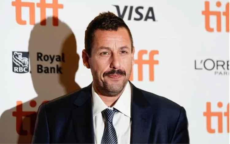  Giliran Akun Twitter Adam Sandler Kena Retas