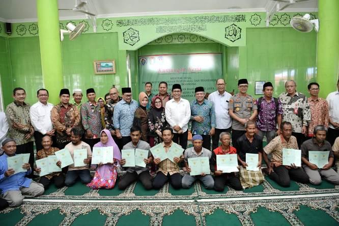  Mendes PDTT Bagikan 700 Sertifikat Tanah untuk Transmigran di Kubu Raya