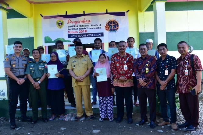  Wali Kota Tidore Serahkan 935 Sertifikat Tanah ke Warga Oba 
