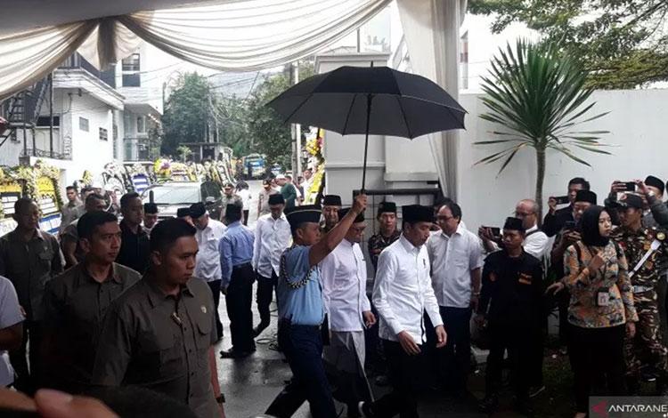  Sejumlah Tokoh Negara Melayat di Rumah Duka Gus Sholah