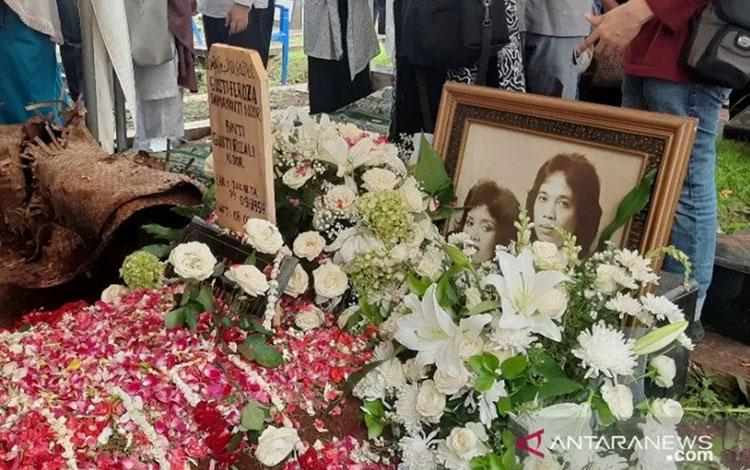  Damayanti Noor Dimakamkan Satu Liang Lahat dengan Chrisye