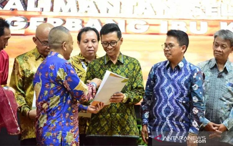  17 Wartawan Senior Terima Press Card Number One