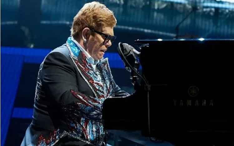  Elton John Tinggalkan Panggung karena Pneumonia
