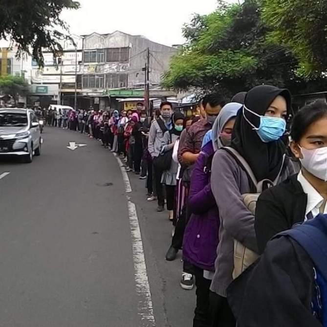  Antrian Mengular, Warga Kritik, Anies Pulihkan Intensitas Moda Transportasi Jakarta