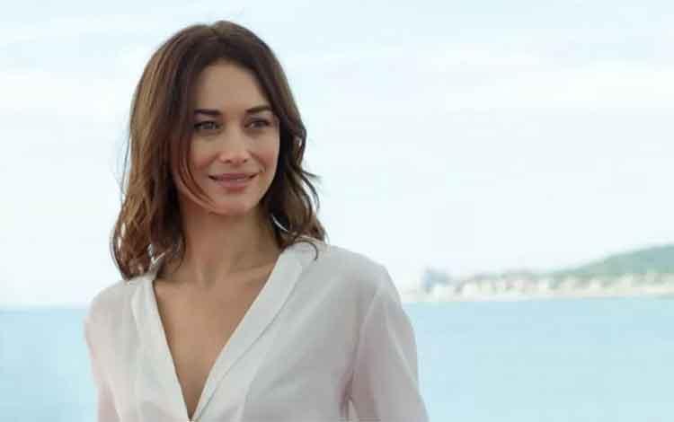  Gadis Bond, Olga Kurylenko, Positif Corona