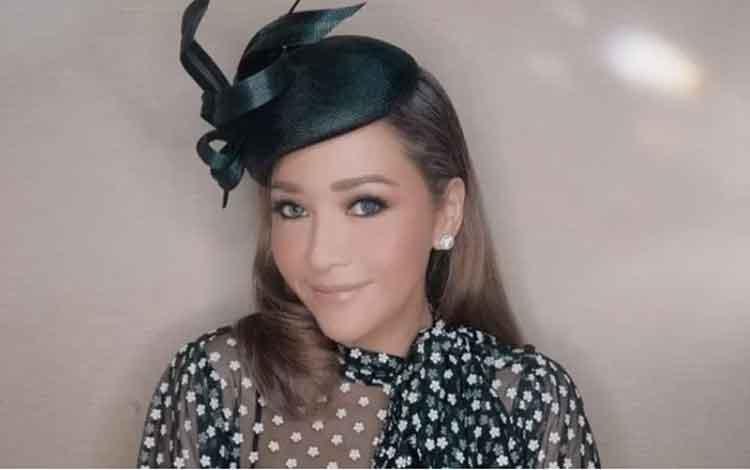 Sepatu Valentino Milik Maia Estianty Dilelang Rp5,4 Juta