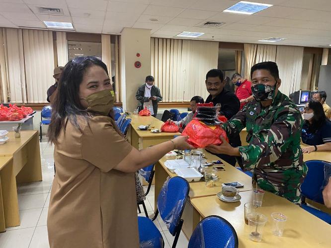  PWI Jaya Peduli Bagikan Masker dan Sembako 