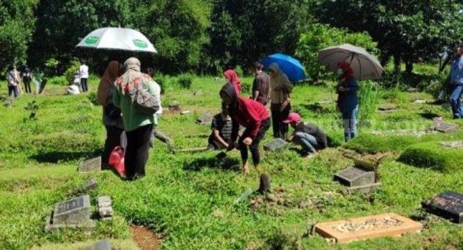  Nekat Ziarah Meski TPU Ditutup, Warga Gunakan Jalan Tikus